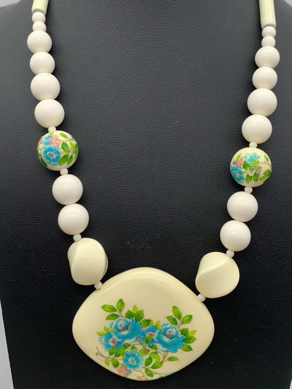 Vintage Japan ceramic and Lucite Floral Bead Necklace Flowers 16”